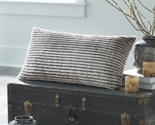 Load image into Gallery viewer, Metea Pillow Set of 4
