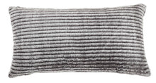 Load image into Gallery viewer, Metea Pillow Set of 4
