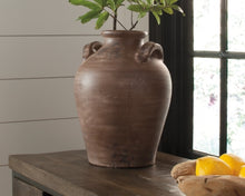 Load image into Gallery viewer, Diandra Vase

