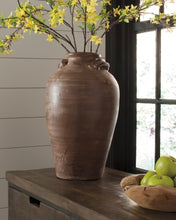 Load image into Gallery viewer, Diandra Vase
