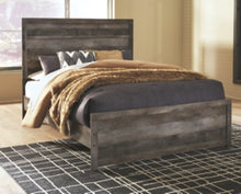 Load image into Gallery viewer, Wynnlow Queen Panel Bed
