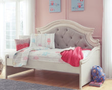 Load image into Gallery viewer, Realyn Twin Day Bed
