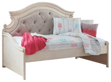 Load image into Gallery viewer, Realyn Twin Day Bed
