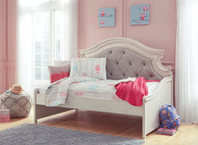 Load image into Gallery viewer, Realyn Twin Day Bed
