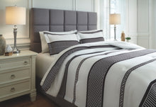 Load image into Gallery viewer, Masako 3-Piece Queen Comforter Set
