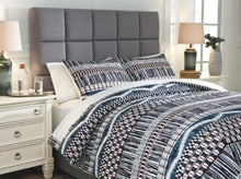 Load image into Gallery viewer, Shilliam 3-Piece King Comforter Set
