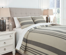 Load image into Gallery viewer, Schukei 3-Piece King Comforter Set
