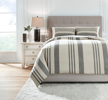 Load image into Gallery viewer, Schukei 3-Piece King Comforter Set
