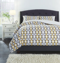 Load image into Gallery viewer, Mato 3-Piece Queen Comforter Set
