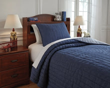 Load image into Gallery viewer, Capella 2-Piece Twin Quilt Set

